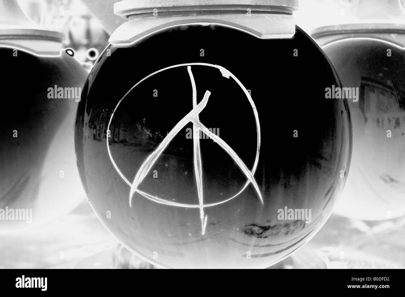 Une déclaration est griffonné sur une ampoule de lampe de rue (inversés/négatif) Banque D'Images