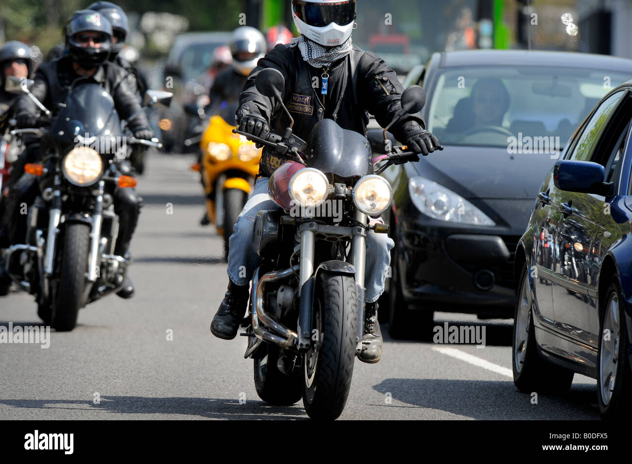 Beaucoup de motos sur une route britannique pendant une journée d'été très chargée. Banque D'Images