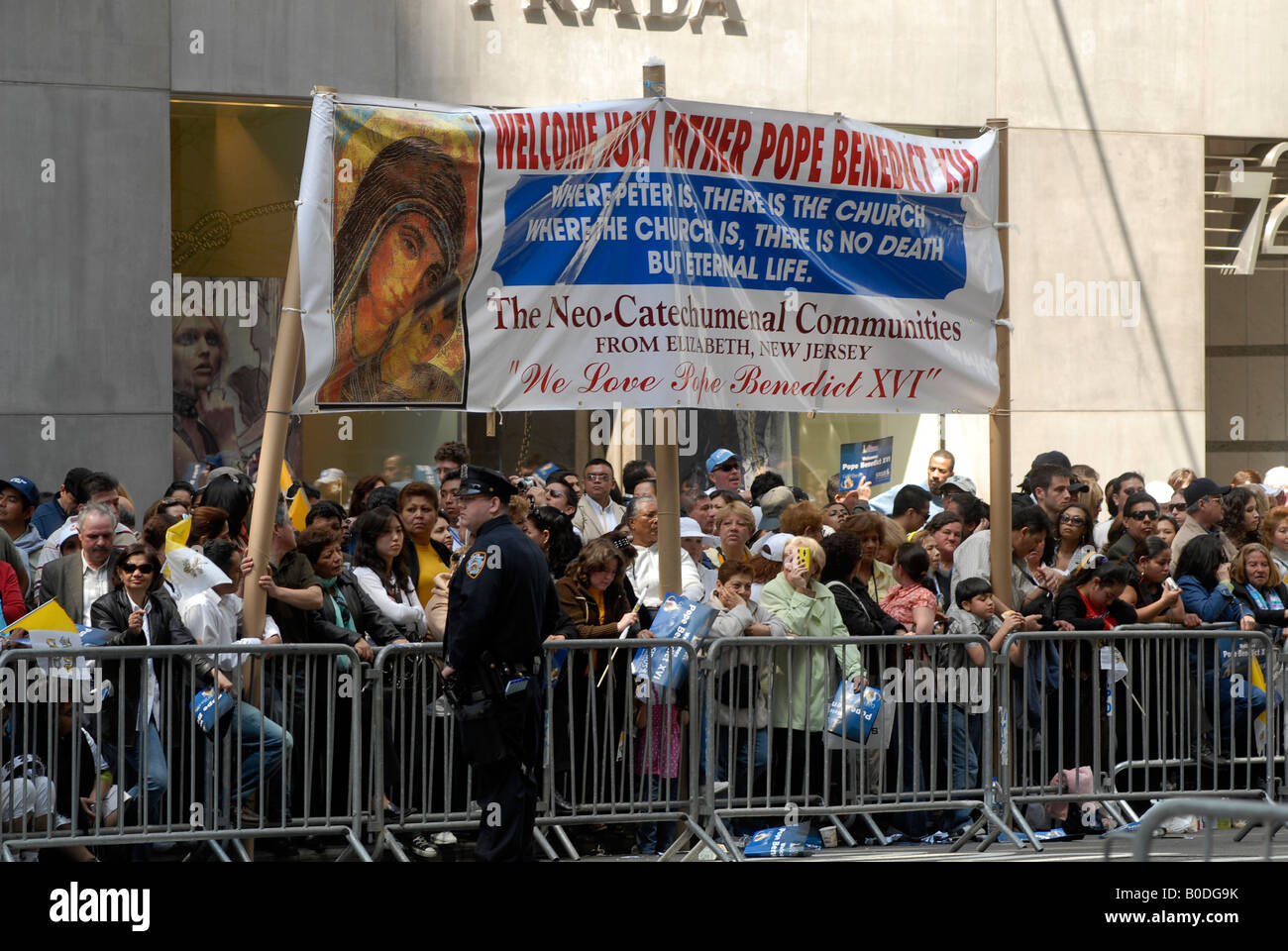 Les fidèles et les curieux se réunissent sur la Cinquième Avenue à New York le samedi 19 avril 2008 à regarder le Pape Benoît XVI Banque D'Images Les fidèles et les curieux se réunissent sur la Cinquième Avenue à New York le samedi 19 avril 2008 à regarder le Pape Benoît XVI Banque D'Images
