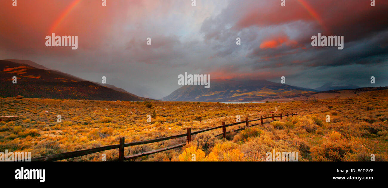 Rainbow au lever du soleil, San Isabel National Forest, Colorado Banque D'Images