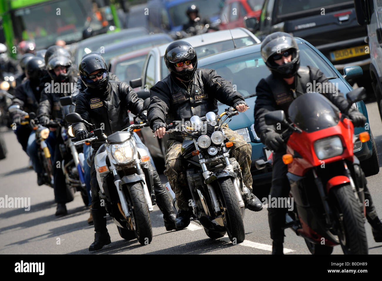 Beaucoup de motos sur une route britannique pendant une journée d'été très chargée. Banque D'Images