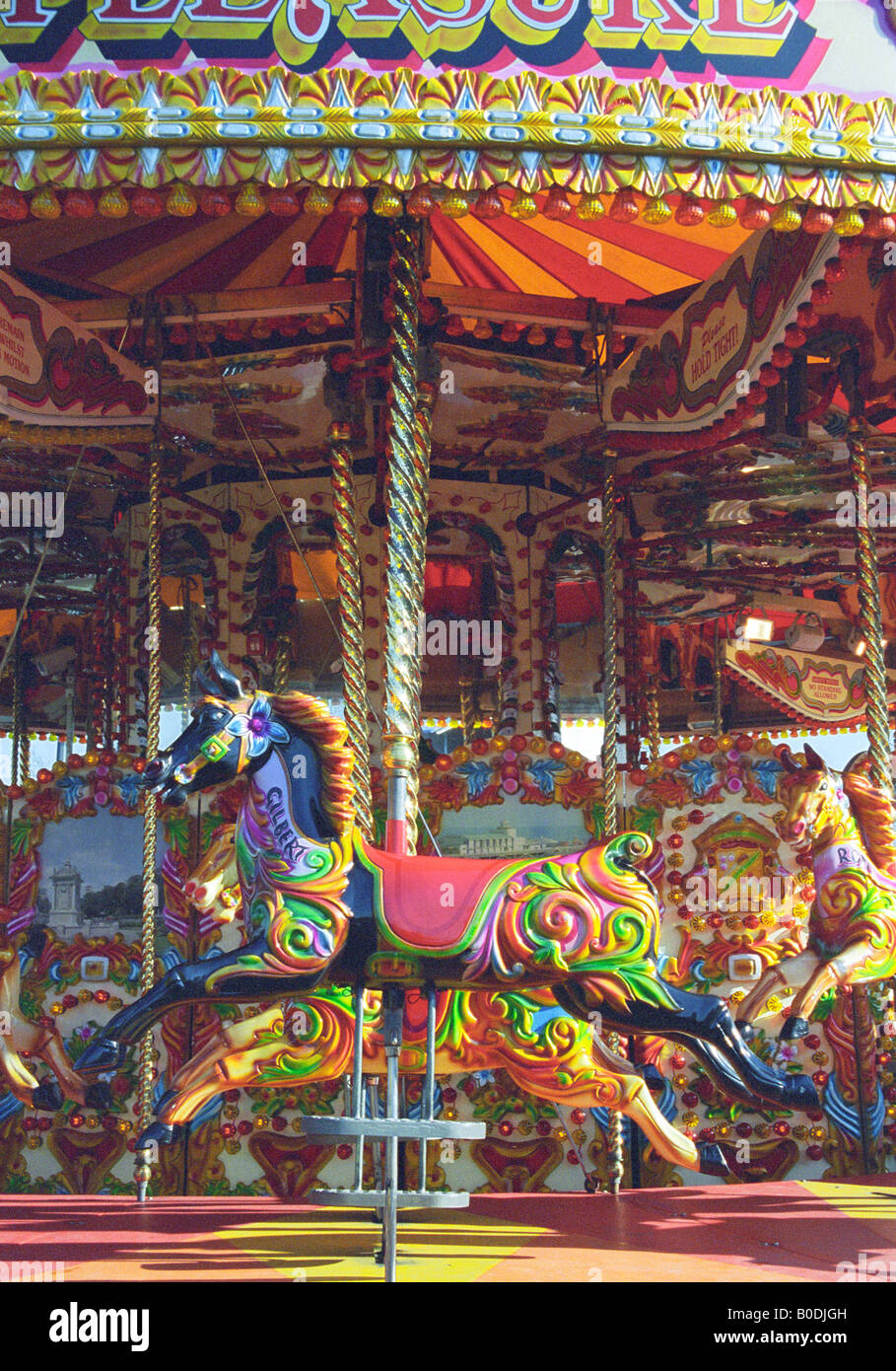 Merry-go-round, Cheshire Oaks Designer Outlet Centre, Ellesmere Port, Merseyside, Angleterre, Automne 2007 Banque D'Images