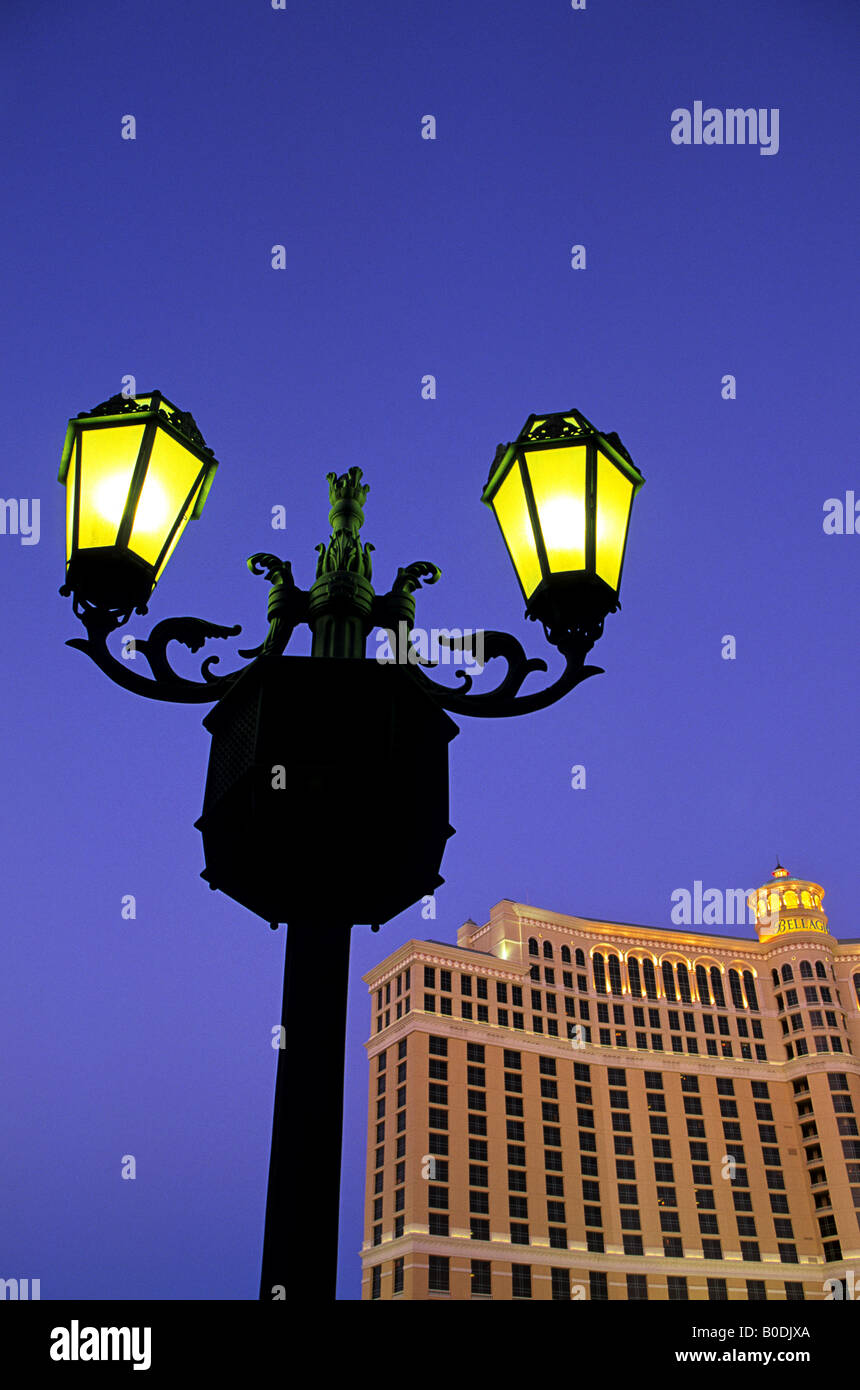 L'extérieur de l'hôtel Bellagio et Casino sur le Strip de Las Vegas au coucher du Soleil - Las Vegas, Nevada (États-Unis) Banque D'Images