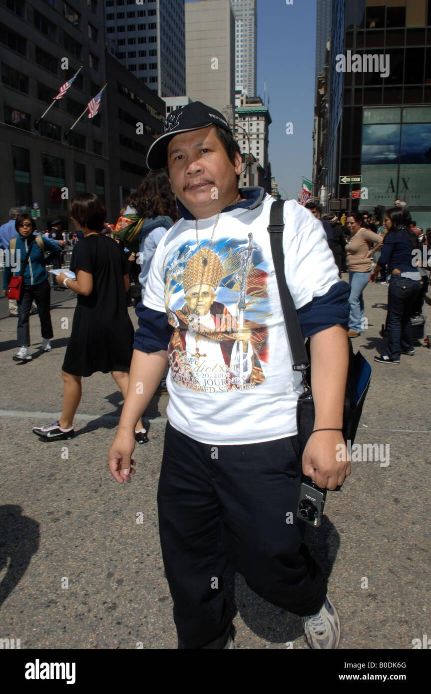 Les fidèles et les curieux se réunissent sur la Cinquième Avenue à New York pour voir le Pape Benoît XVI salue la foule Banque D'Images Les fidèles et les curieux se réunissent sur la Cinquième Avenue à New York pour voir le Pape Benoît XVI salue la foule Banque D'Images