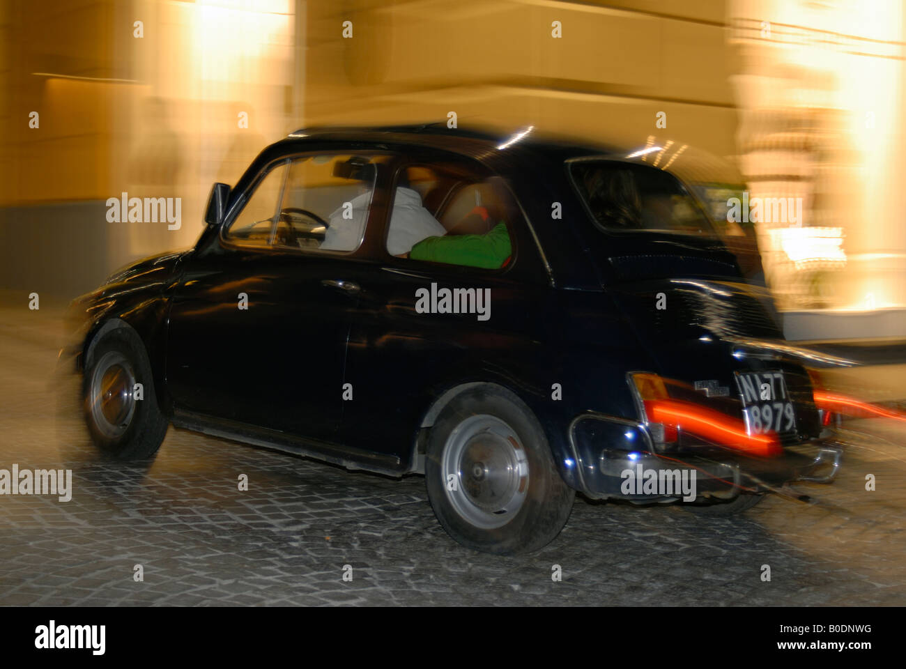 Fiat 500 CLASSIC roulant dans la nuit, Sorrento, Italie Banque D'Images