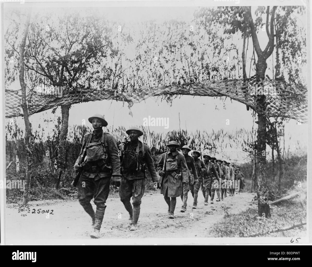 Les troupes d'infanterie de l'Armée U S de l'unité afro-américaine marchant au nord-ouest de Verdun France dans la Première Guerre mondiale Banque D'Images