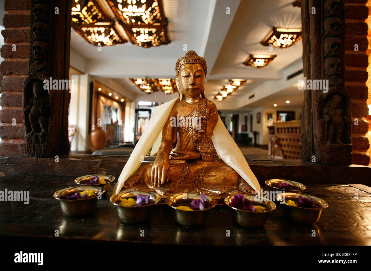 Statue de Bouddha en face de miroir dans le lobby de l'hôtel Photo Stock -  Alamy