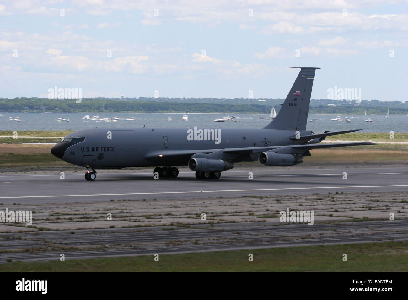 Un KC 135 commence à décoller de l'aéroport en état Quonset Newport Rhode Island Banque D'Images