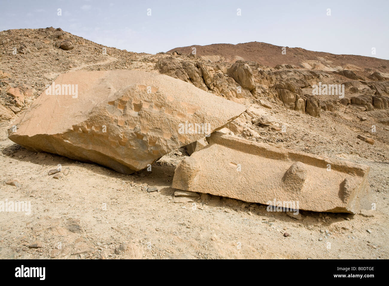 Pilier cassé abandonné montrant des mains courantes dans la carrière romaine à Mons Claudianus, Désert, Egypte Banque D'Images