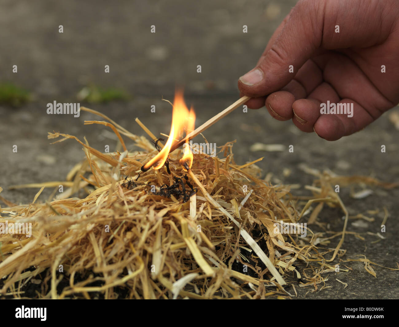 Straw fire Banque de photographies et d'images à haute résolution - Alamy