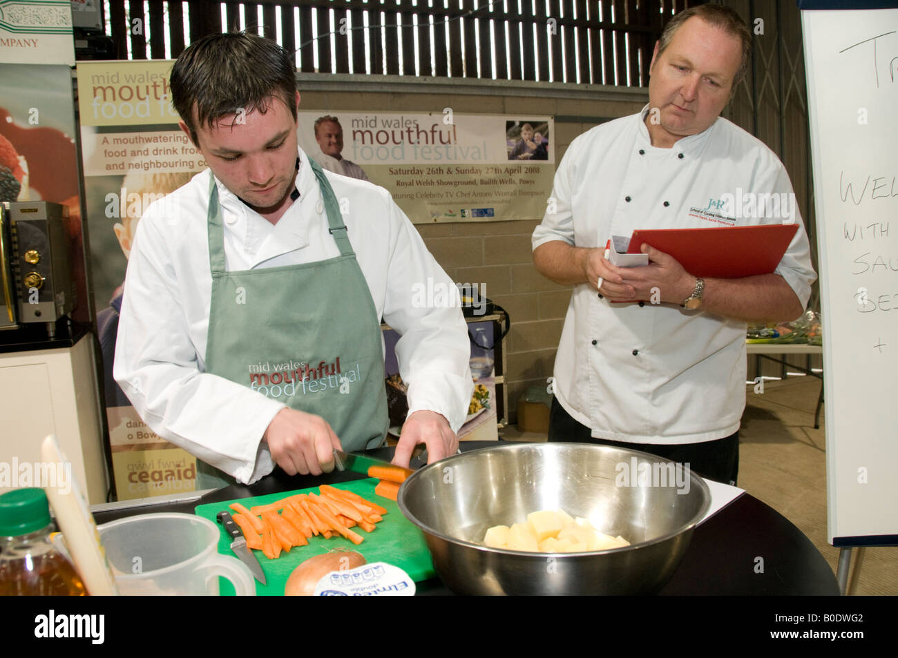 L'évaluation d'un juge de concours de cuisine au Pays de Galles bouchée food festival Builth Wells Powys Avril 2008 Banque D'Images