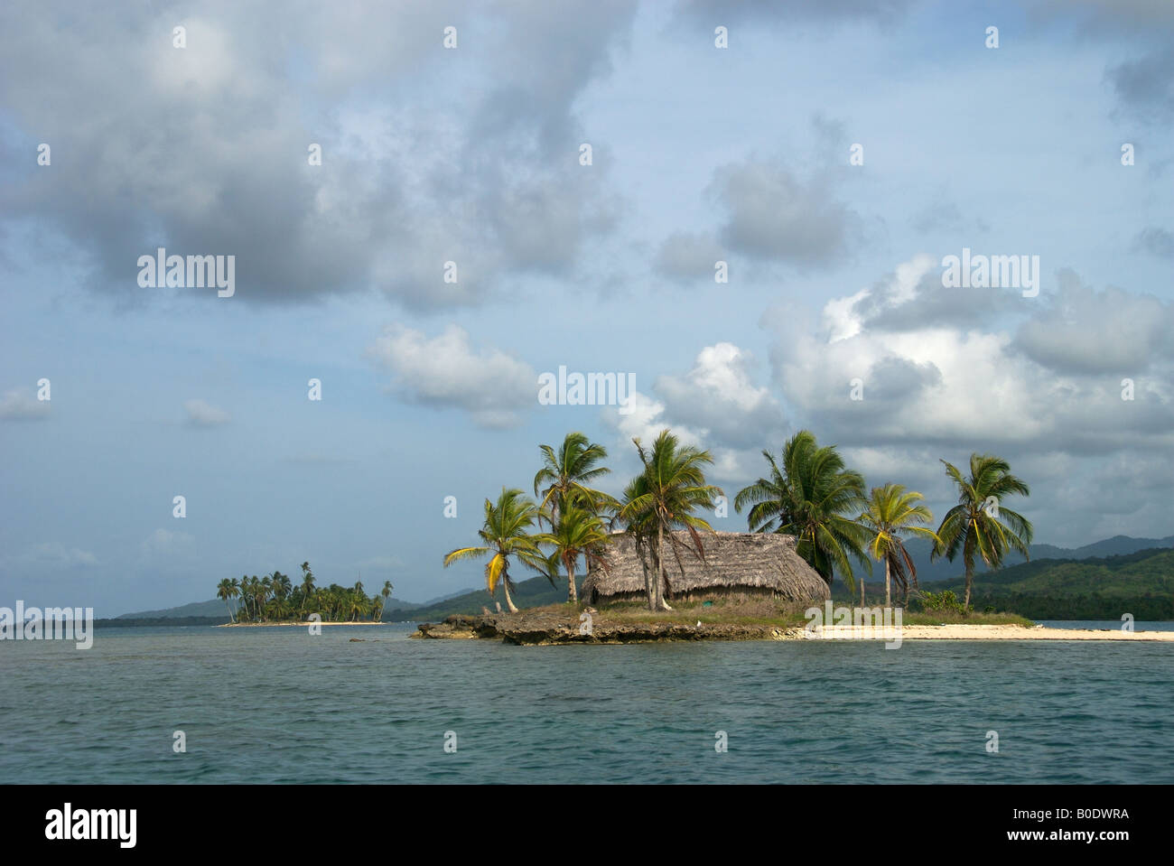 Îles de paradis tropical avec un poste vacant cabana et de palmiers sur elle, îles San Blas, Panama. Banque D'Images