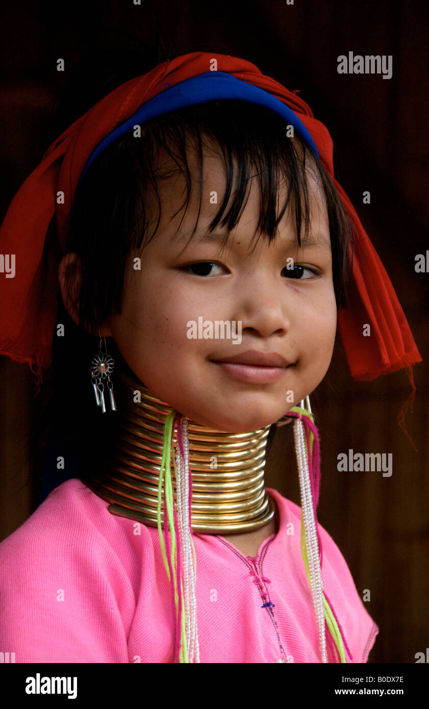 Portrait jeune fille long cou femme Karen Hill tribe Province de Chiang Rai en Thaïlande Banque D'Images