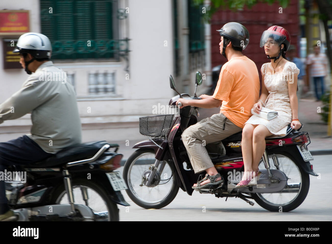 Femme amazone sur une moto. Hang Khay, Hanoi, Vietnam Photo Stock - Alamy