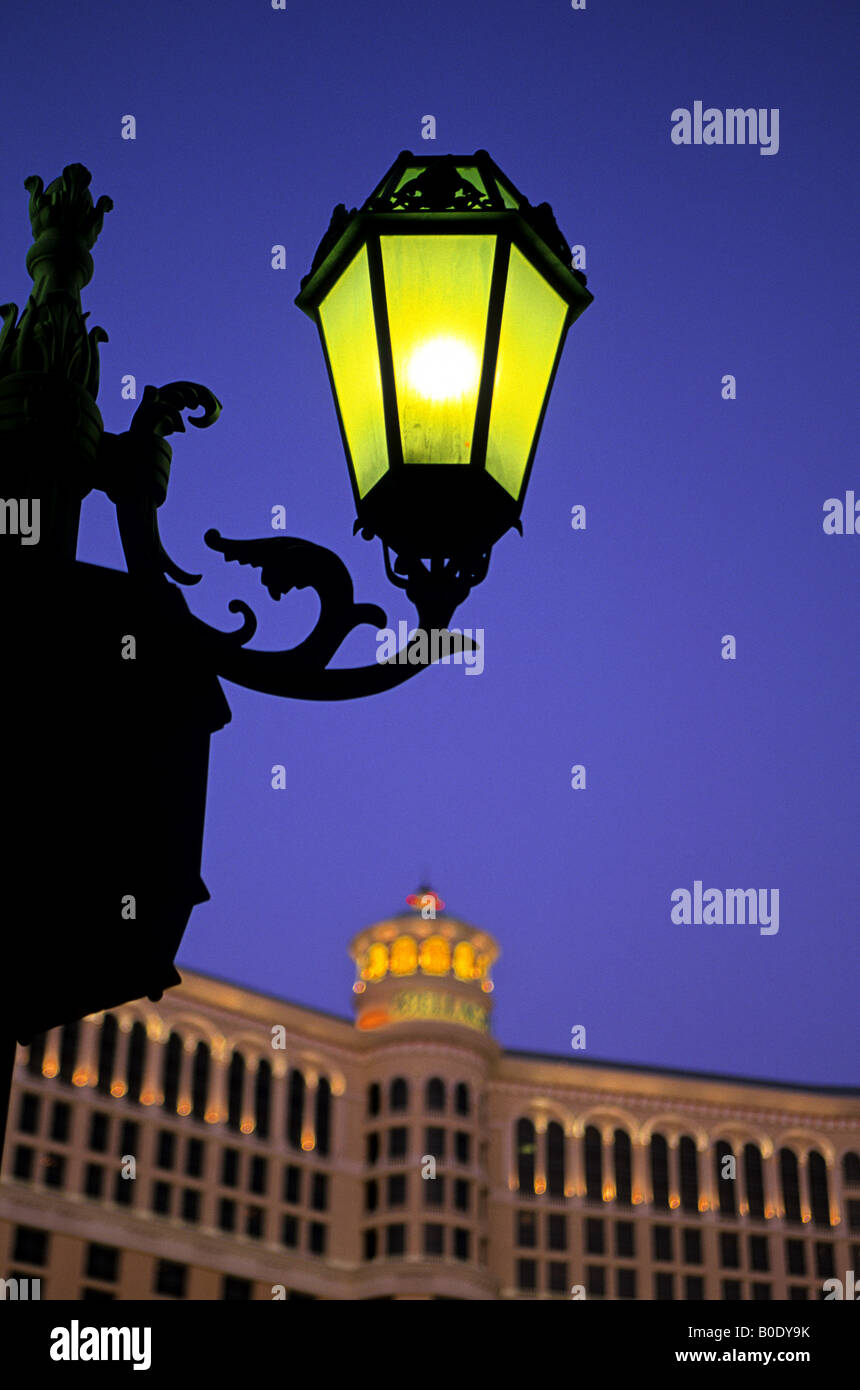 L'extérieur de l'hôtel Bellagio et Casino sur le Strip de Las Vegas au coucher du Soleil - Las Vegas, Nevada (États-Unis) Banque D'Images