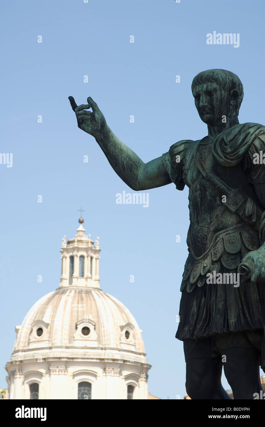 Statue en bronze de l'empereur romain Trajan sur Via dei Fori Imperiale Banque D'Images