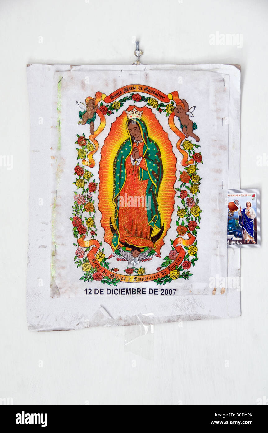 Photo de la Vierge de Guadalupe suspendu dans un parking à Mérida, Mexique Banque D'Images