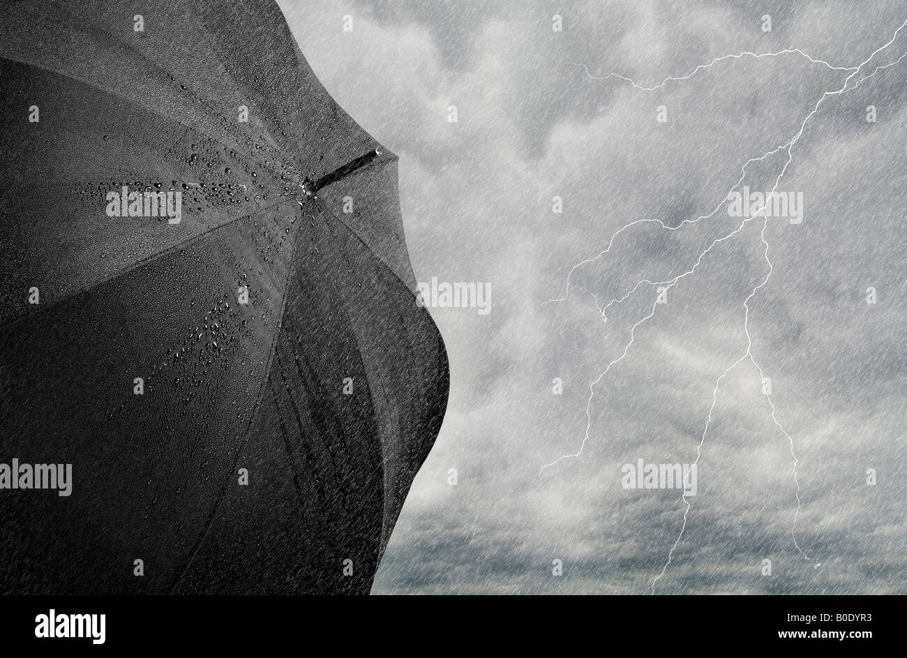 Parapluie noir dans la pluie Tempête et foudre Banque D'Images