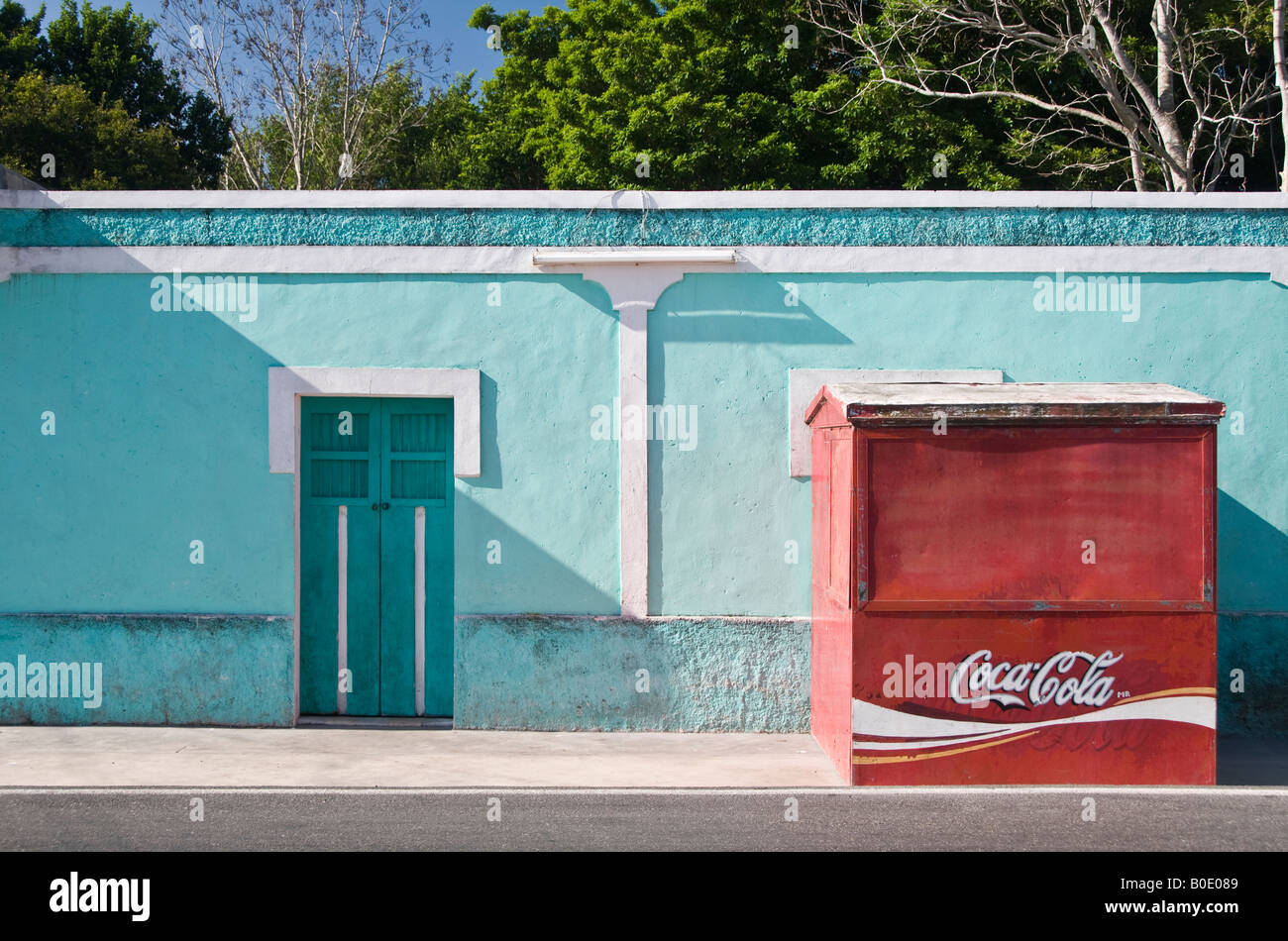 Peint rouge hut avec Coca Cola peint main signe. Définir contre bleu-vert turquoise pâle mur, Merida Mexique Banque D'Images