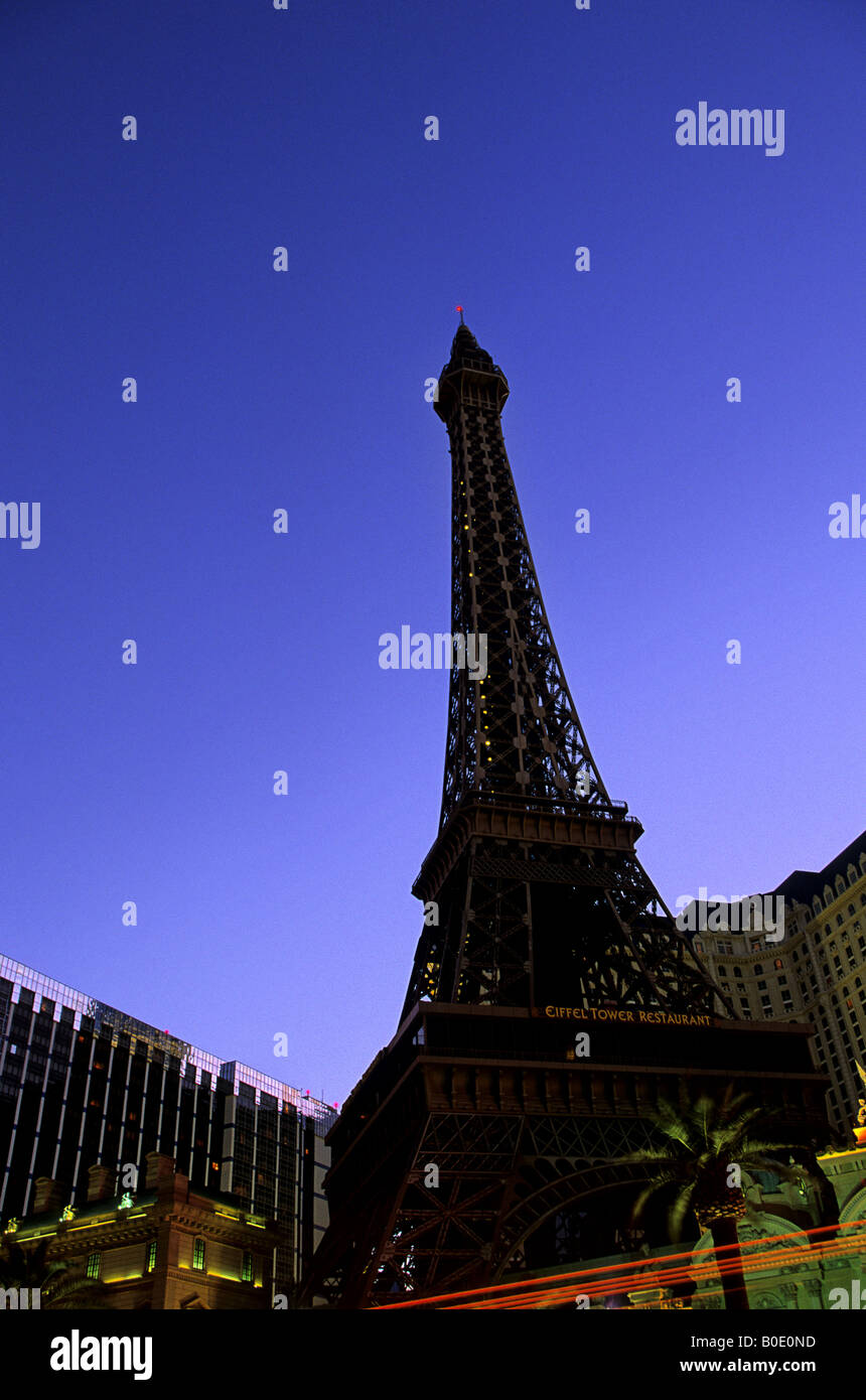 Réplique de la Tour Eiffel à Paris l'hôtel casino sur Las Vegas Blvd Las Vegas NEVADA USA Banque D'Images