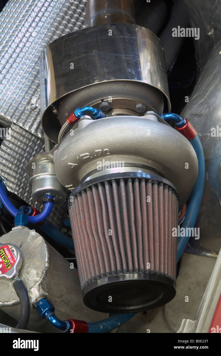 Grand turbocompresseur avec pod air à l'avant et l'écran thermique sur la turbine. Banque D'Images