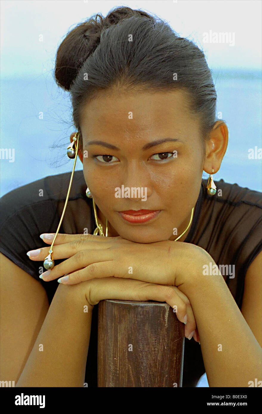 Tahitian woman posing with black pearl dans la main Banque D'Images