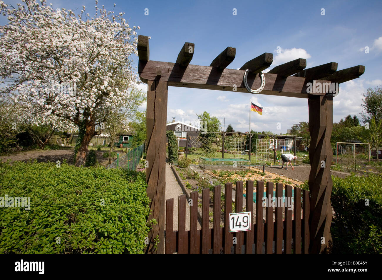 Allotissement allemand typique jardin au printemps Banque D'Images