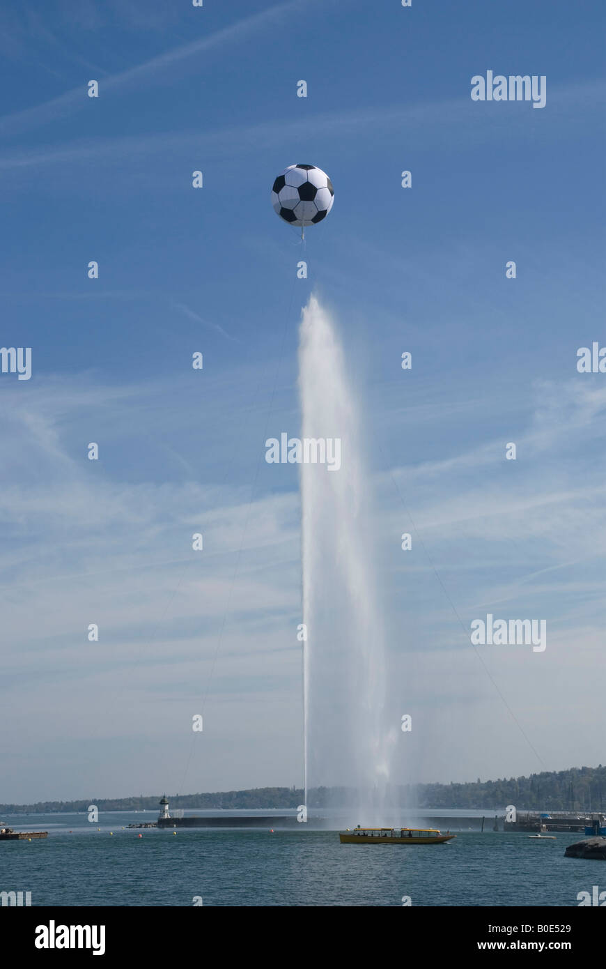 Jet d'eau avec ballon de football. Genève Euro 2008. Championnat d'Europe de football. Banque D'Images