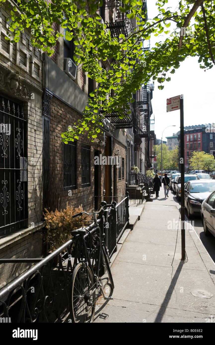 Couple walking down Leroy Street, Greenwich Village (Village) ou de l'Ouest, Manhattan, New York City Banque D'Images