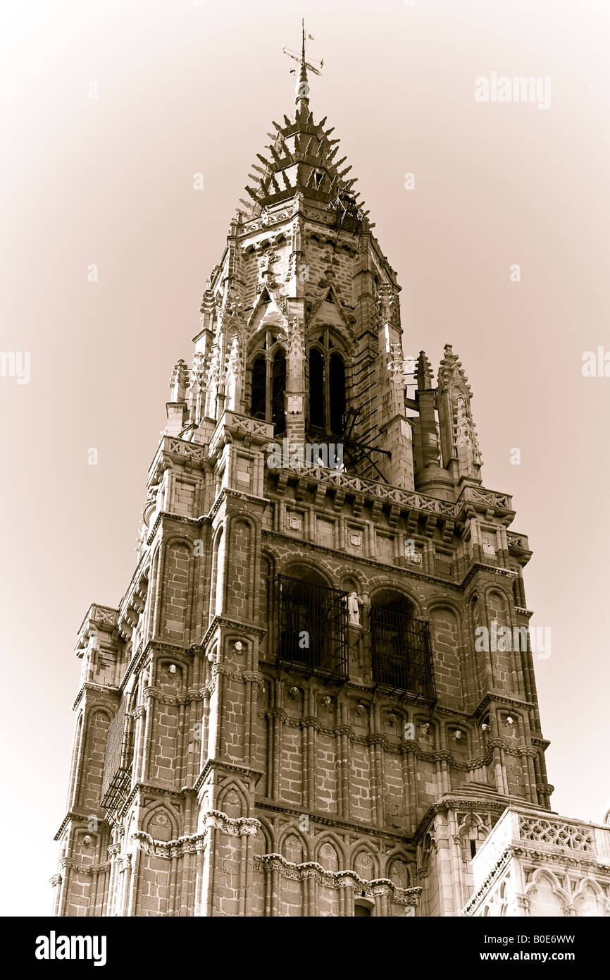 La tour principale de la cathédrale de Tolède ancienne ci-dessous Banque D'Images