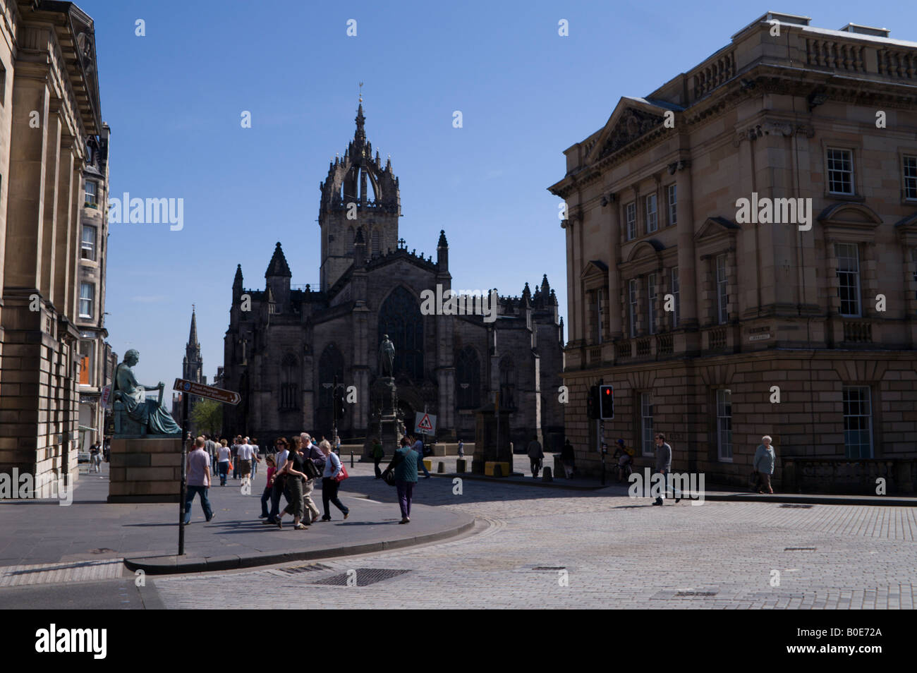 Edimbourg - à bas le Royal Mile vers la cathédrale St Giles. Banque D'Images