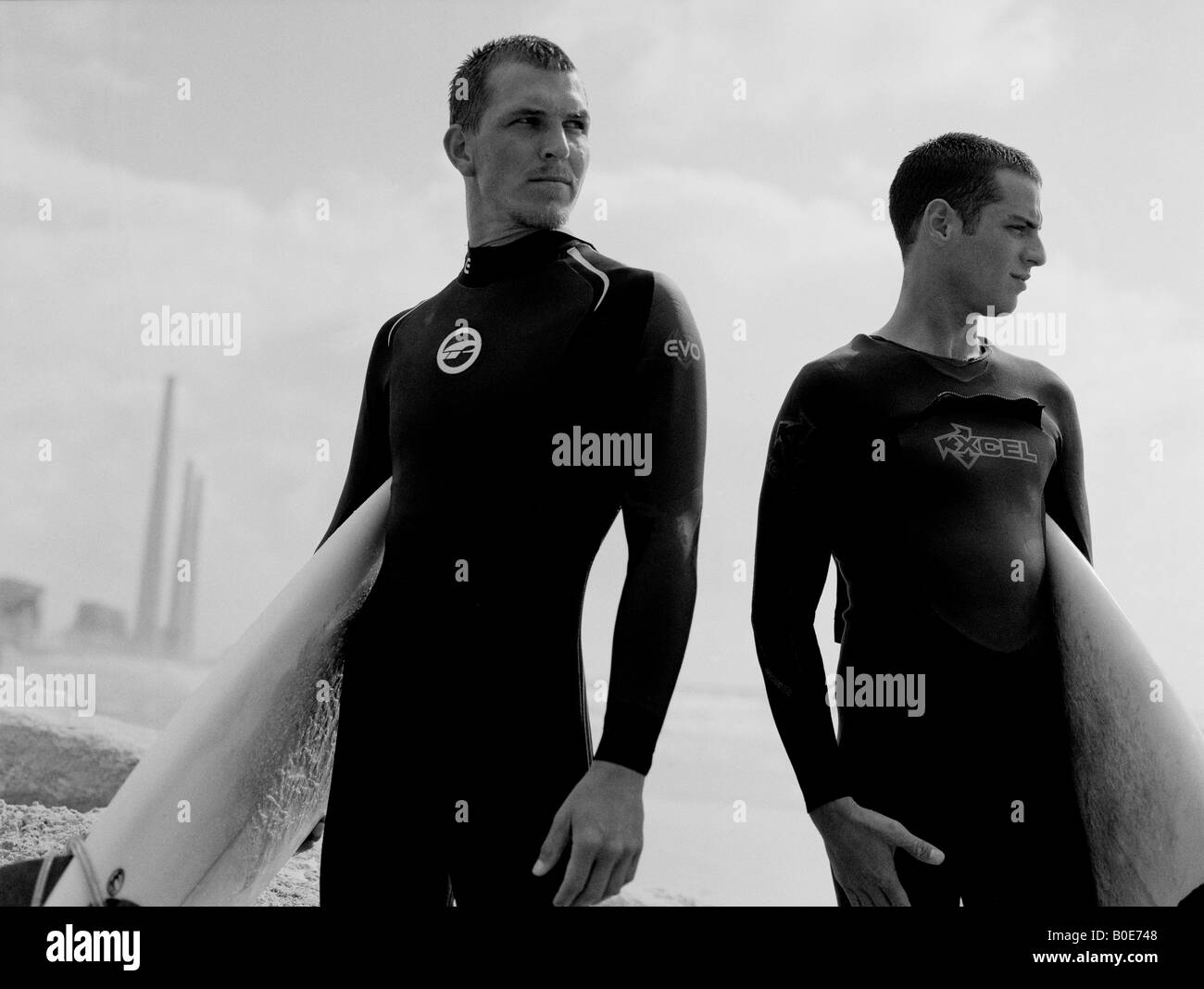 Surf en Sdot Yam Beach, Israël, près de la centrale électrique Banque D'Images