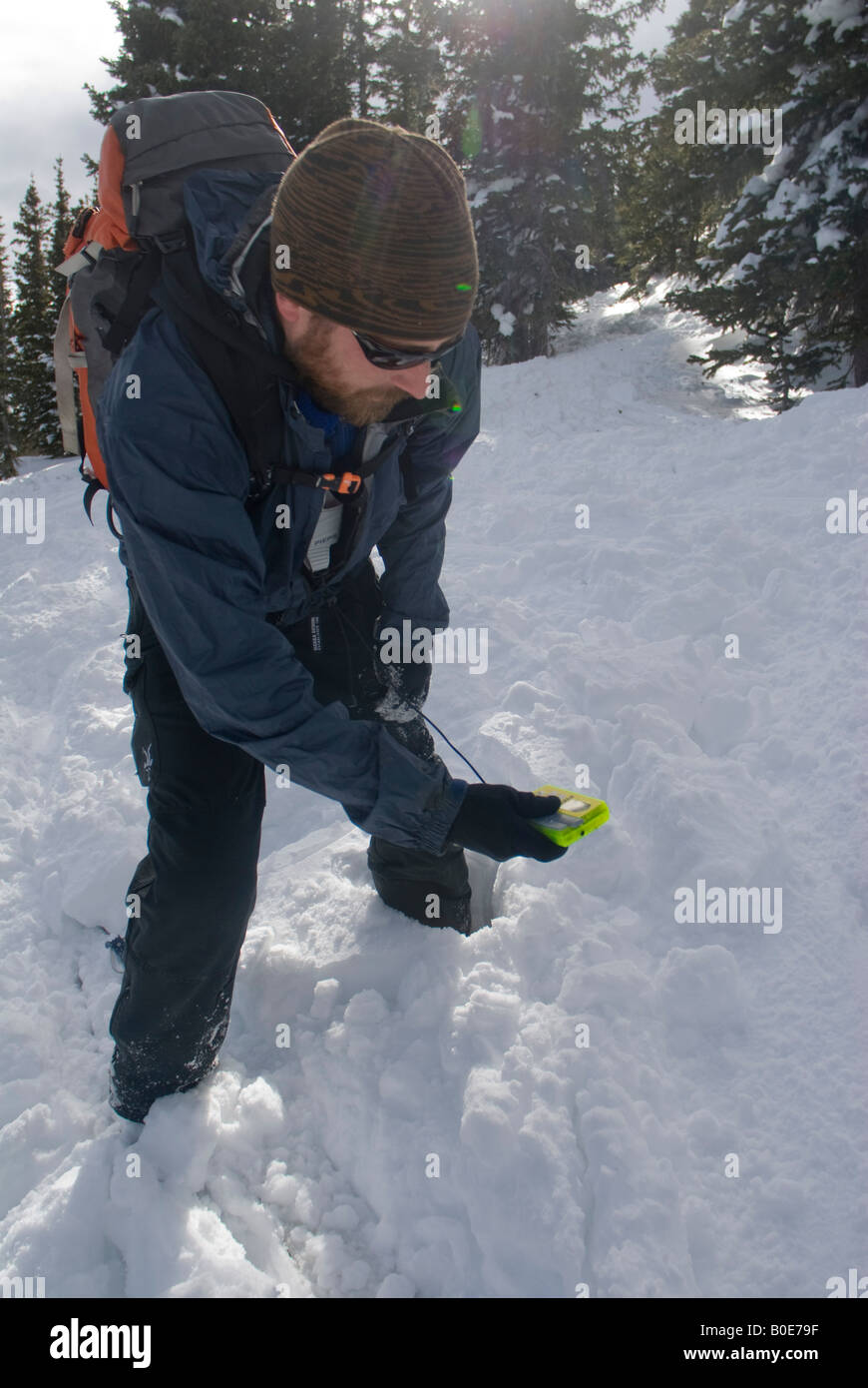 Récupération d'Avalanche- la recherche de l'homme enterré victime une balise d'avalanche Banque D'Images