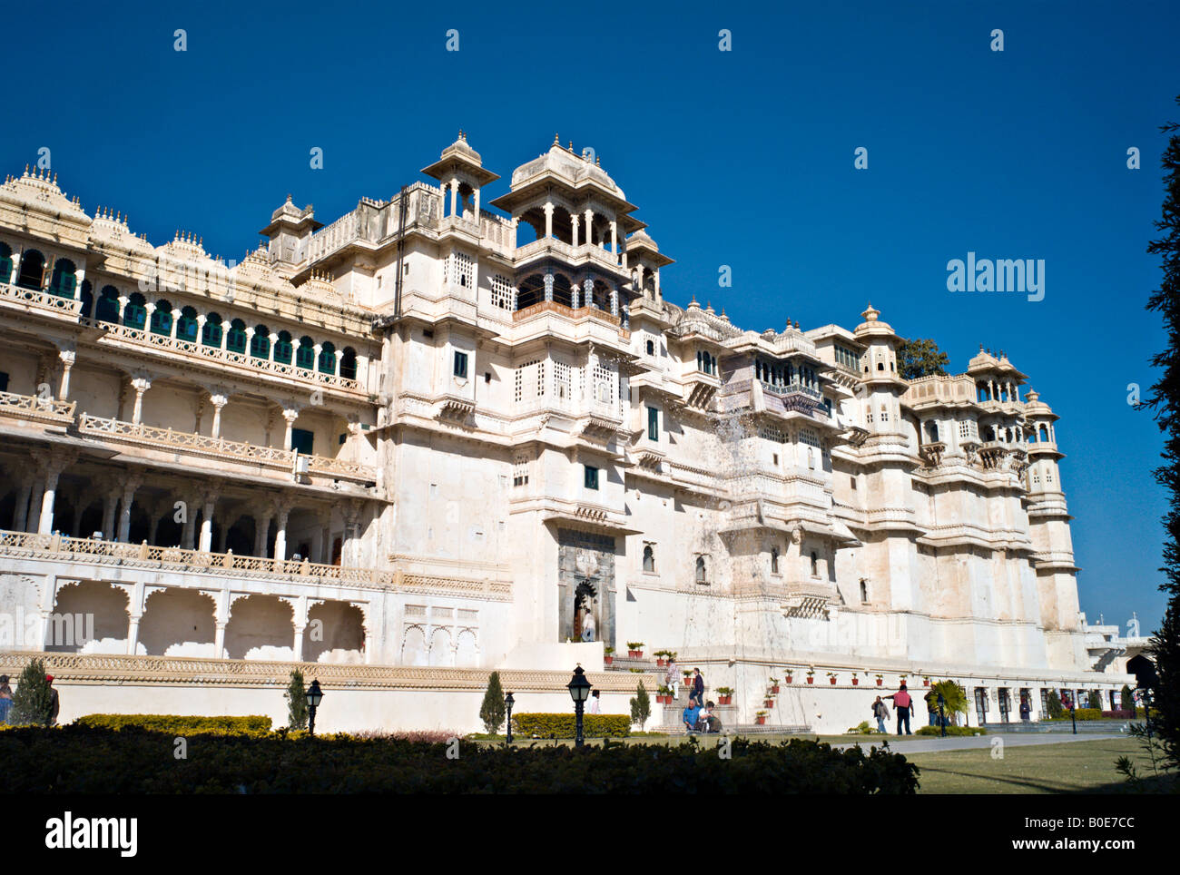 L'INDE Udaipur le majestueux palais de la ville blanche et ses fontaines situé au cœur de Udaipur Banque D'Images