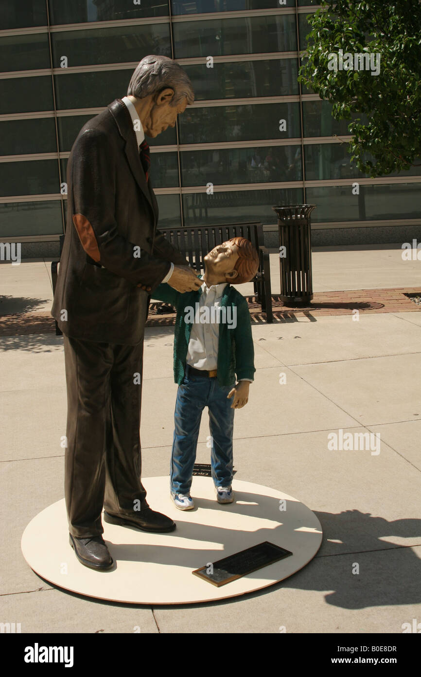 Sculpture nommée dimanche à pied par J Steward Johnson Jr sur l'affichage à Dayton en Ohio Banque D'Images