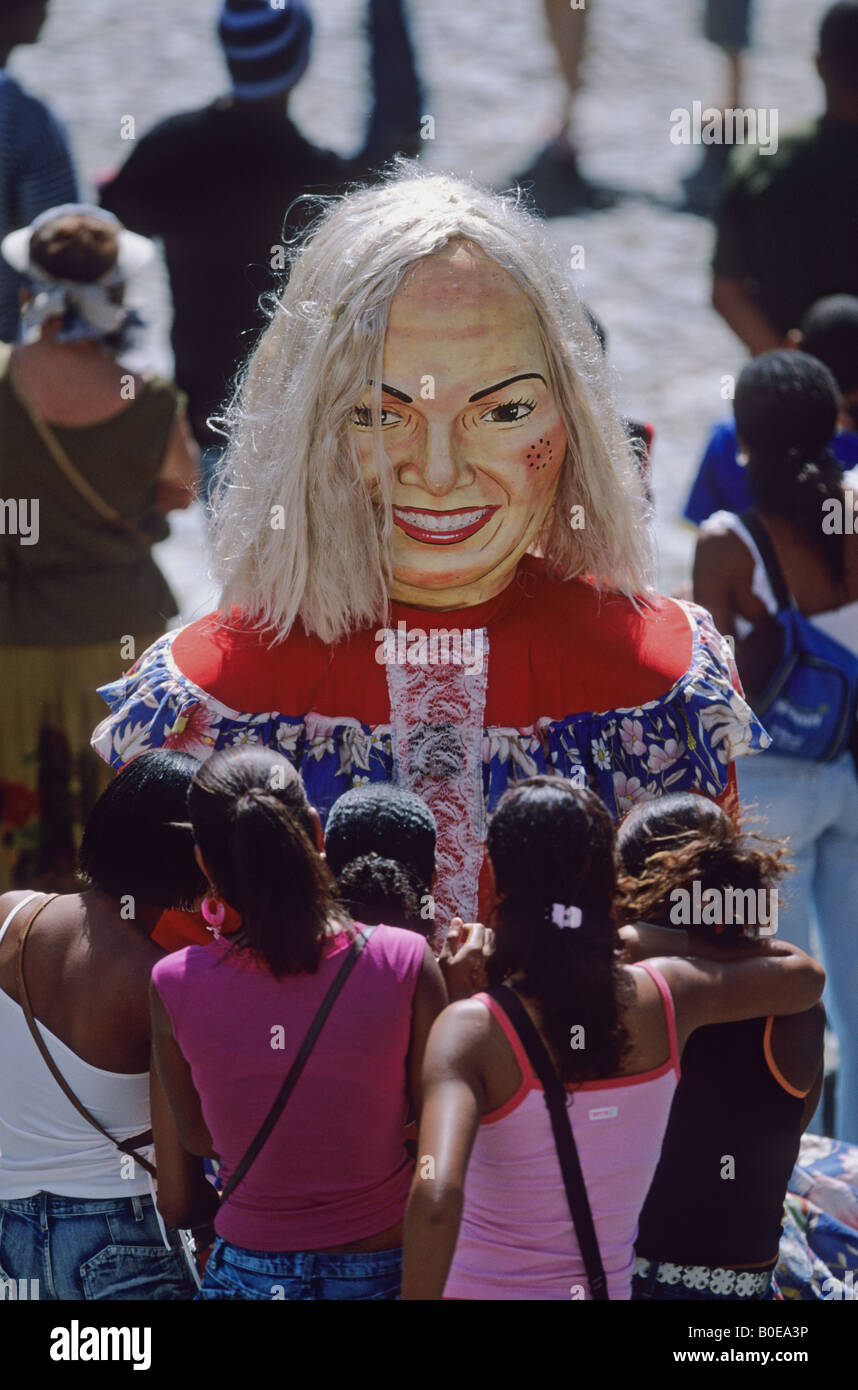 Rue géant marionnette dans la rue au cours de l'indépendance de bahia carnaval à Salvador de Bahia Banque D'Images