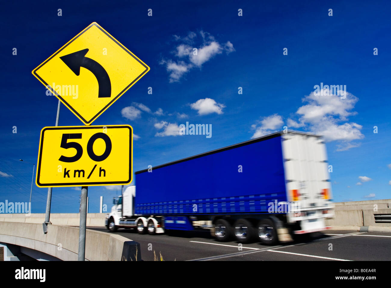 Camionnage et transport / un camion de transport travaille sur une autoroute. Banque D'Images