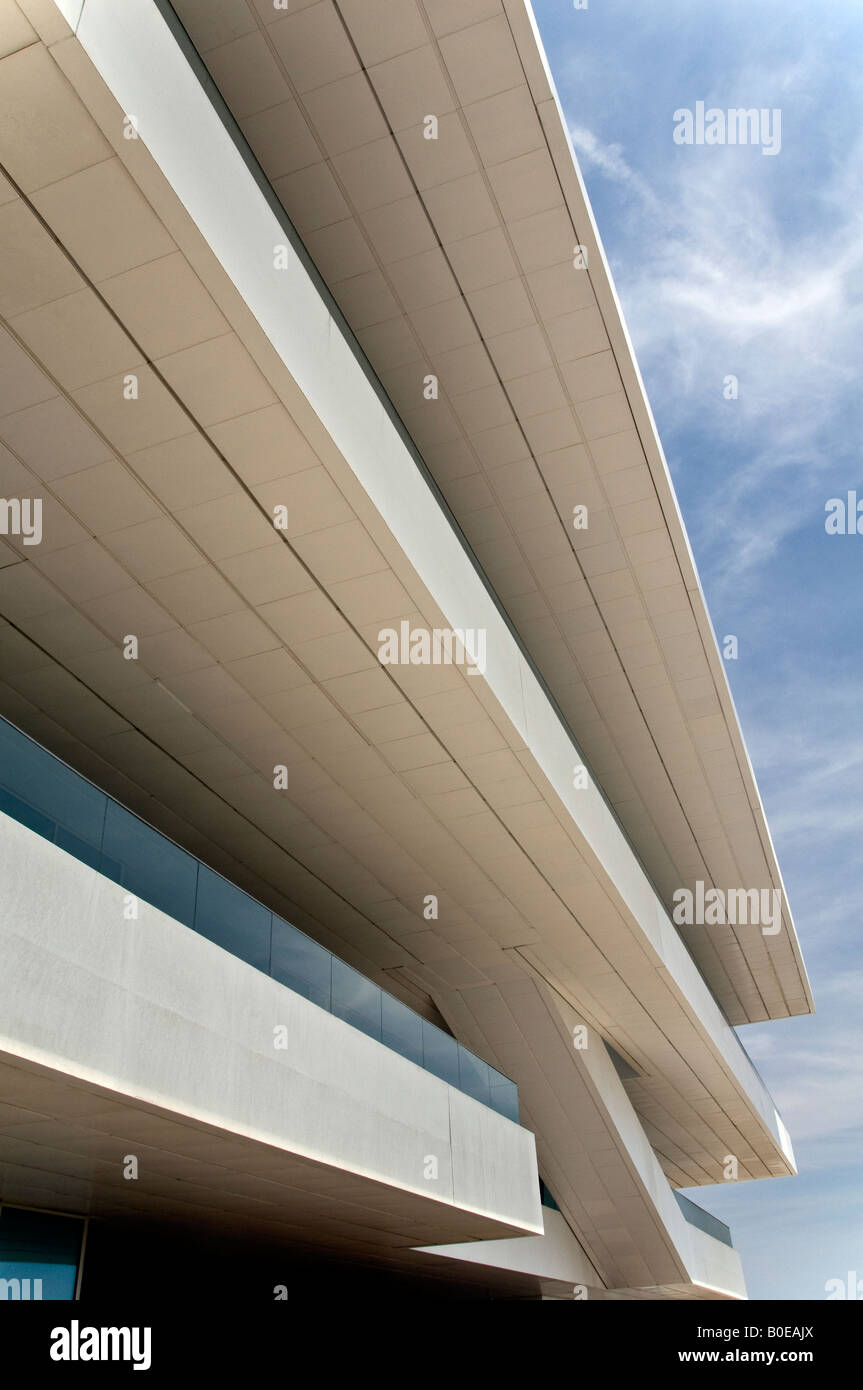 Voiles & vents pavillon - Veles e Vents. La Longue, large, blanc, terrasses construites pour les VIP pour regarder l'Americas Cup regatta yachts. Banque D'Images