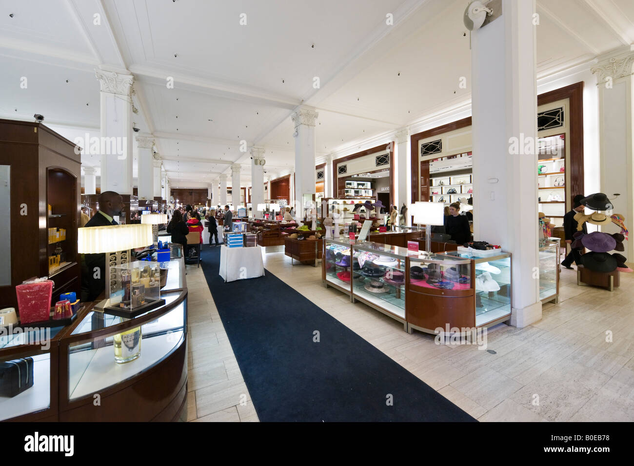 Intérieur du magasin Saks Fifth Avenue, Manhattan, New York City Banque D'Images