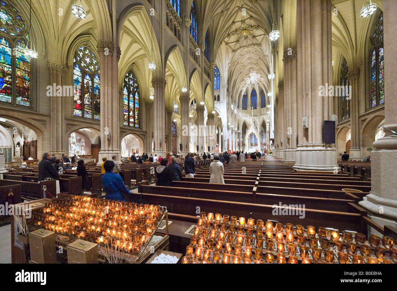 Célébration de la Messe dans la Cathédrale St Patrick, 5ème Avenue, Manhattan, New York City Banque D'Images