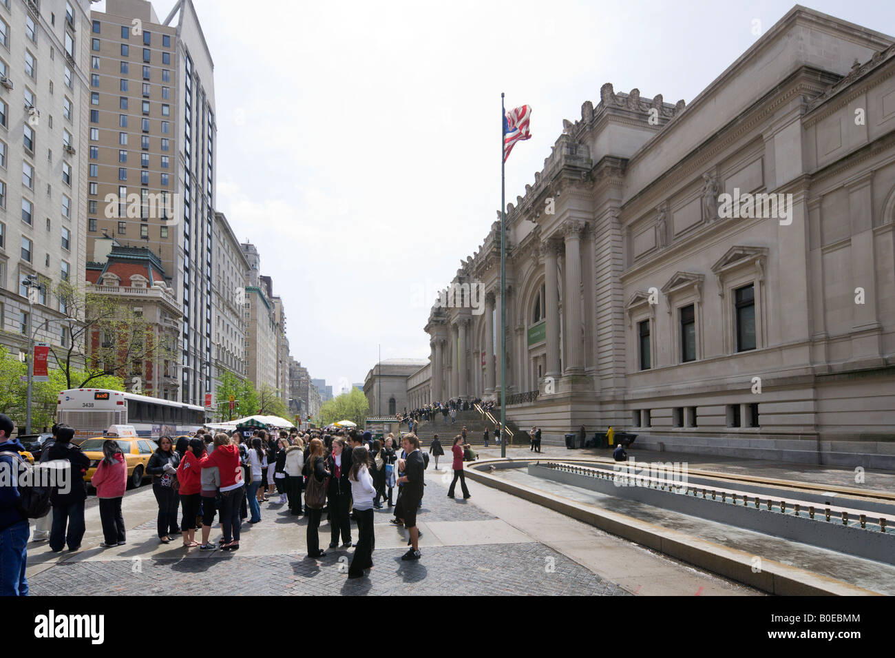Les écoliers à l'extérieur du Metropolitan Museum of Art, Cinquième Avenue, New York City Banque D'Images