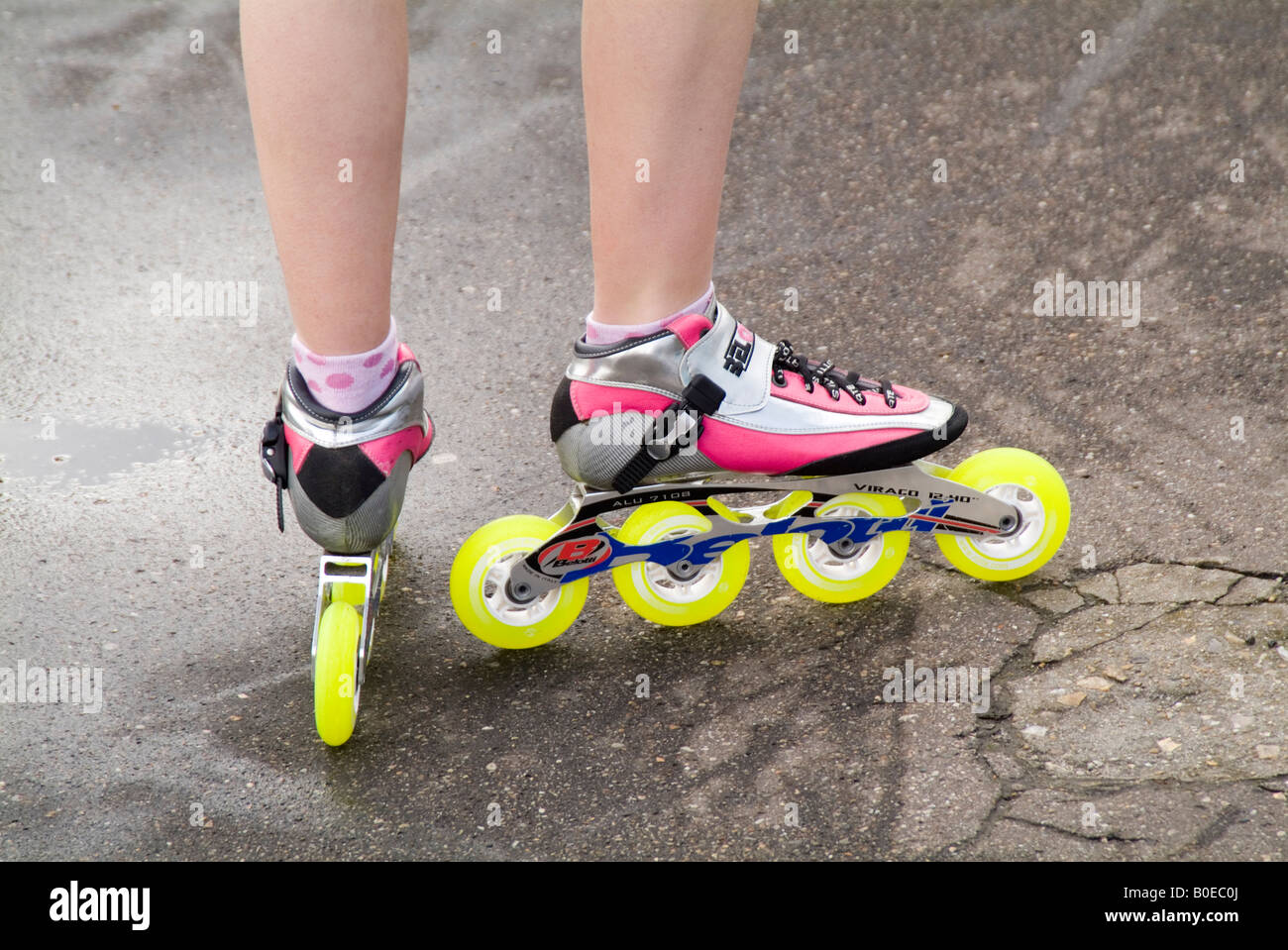 Inline skate roller rollerskate fad roue rapide vitesse de chaussures  passe-temps Photo Stock - Alamy