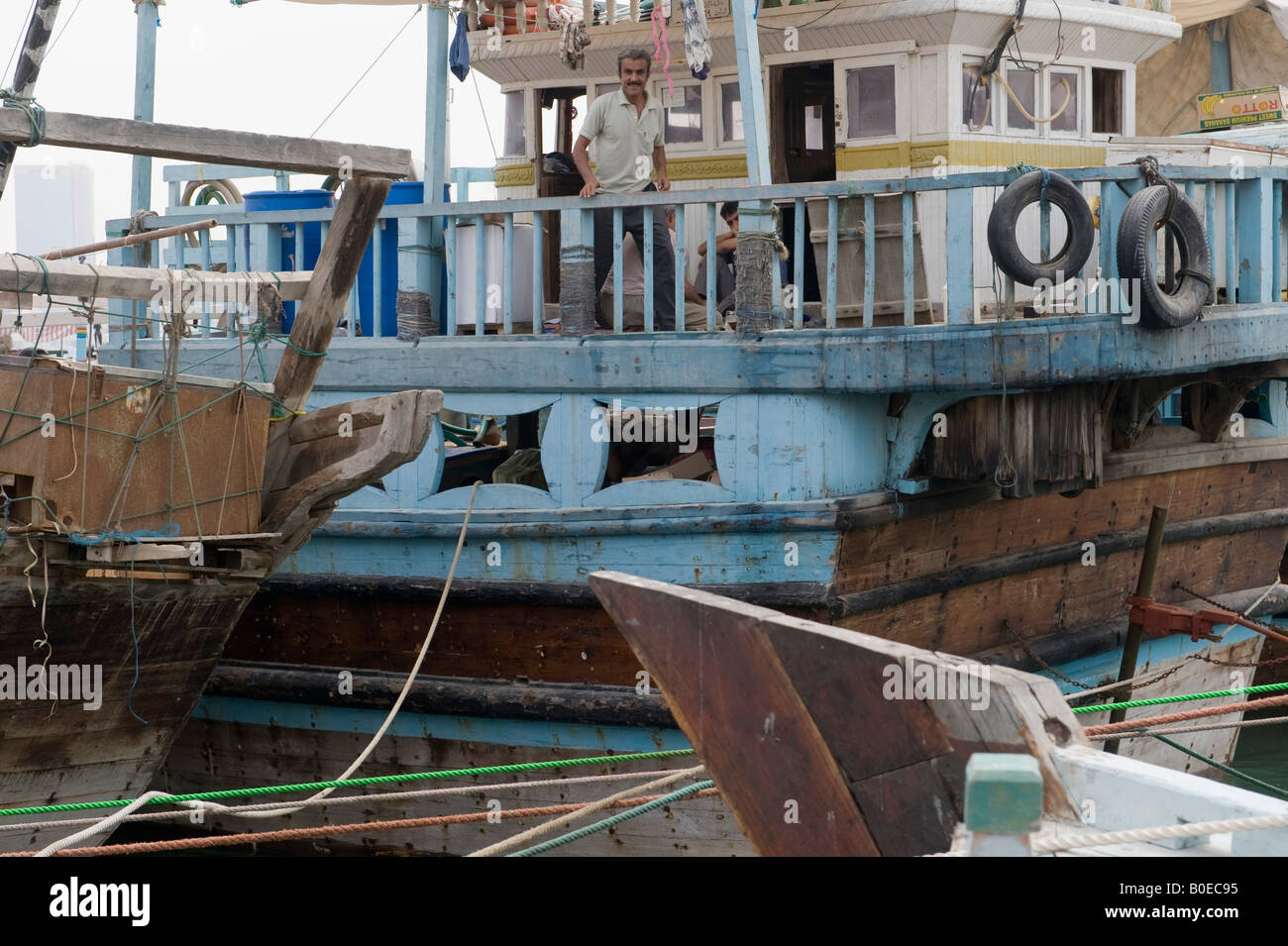 Dubaï, Émirats arabes unis. Un dhow amarrés sur Dubai Creek Banque D'Images