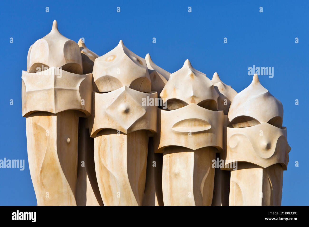 Ligne de cheminées sur le toit de La Pedrera Barcelone Espagne Banque D'Images