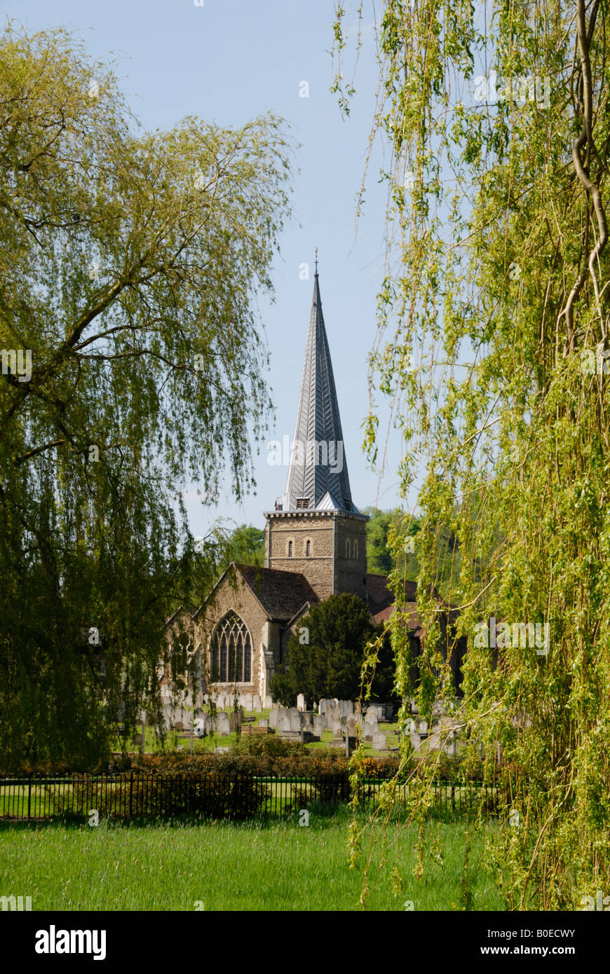 Église paroissiale de Saint Pierre et Saint Paul vue depuis l'Phillips Memorial Recreation Ground GODALMING Surrey England UK Banque D'Images