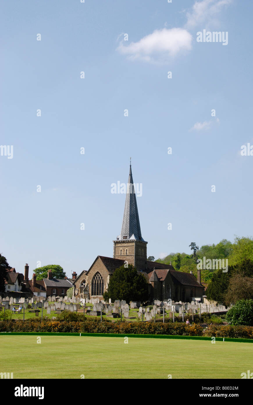 Vue éloignée de l'église paroissiale de Saint Pierre et Saint Paul vu dans bowling green GODALMING Surrey England Banque D'Images