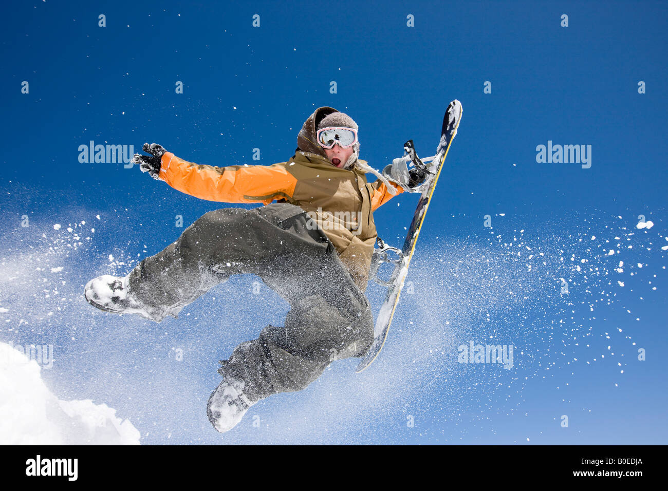 Snowboarder s'amusant Banque D'Images