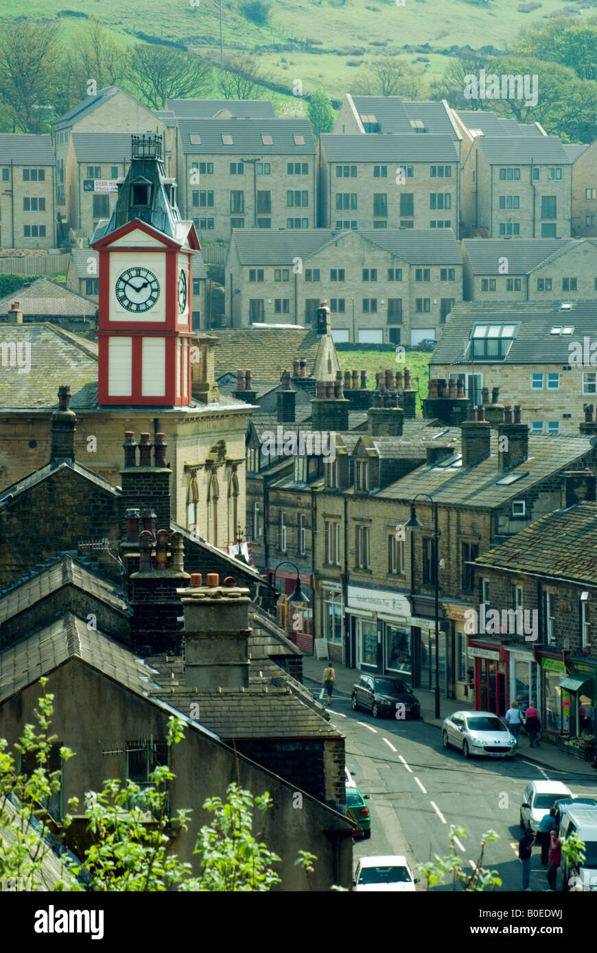 Le Mechanics Institute, sa tour de l'horloge et la rue Peel, Marsden, West Yorkshire Banque D'Images