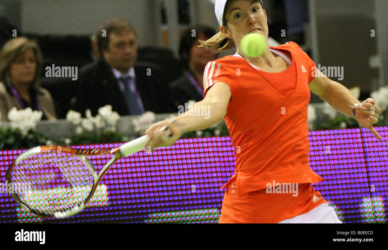 Justine Henin renvoie la balle pendant qu'il match contre Maria Sharapova Banque D'Images