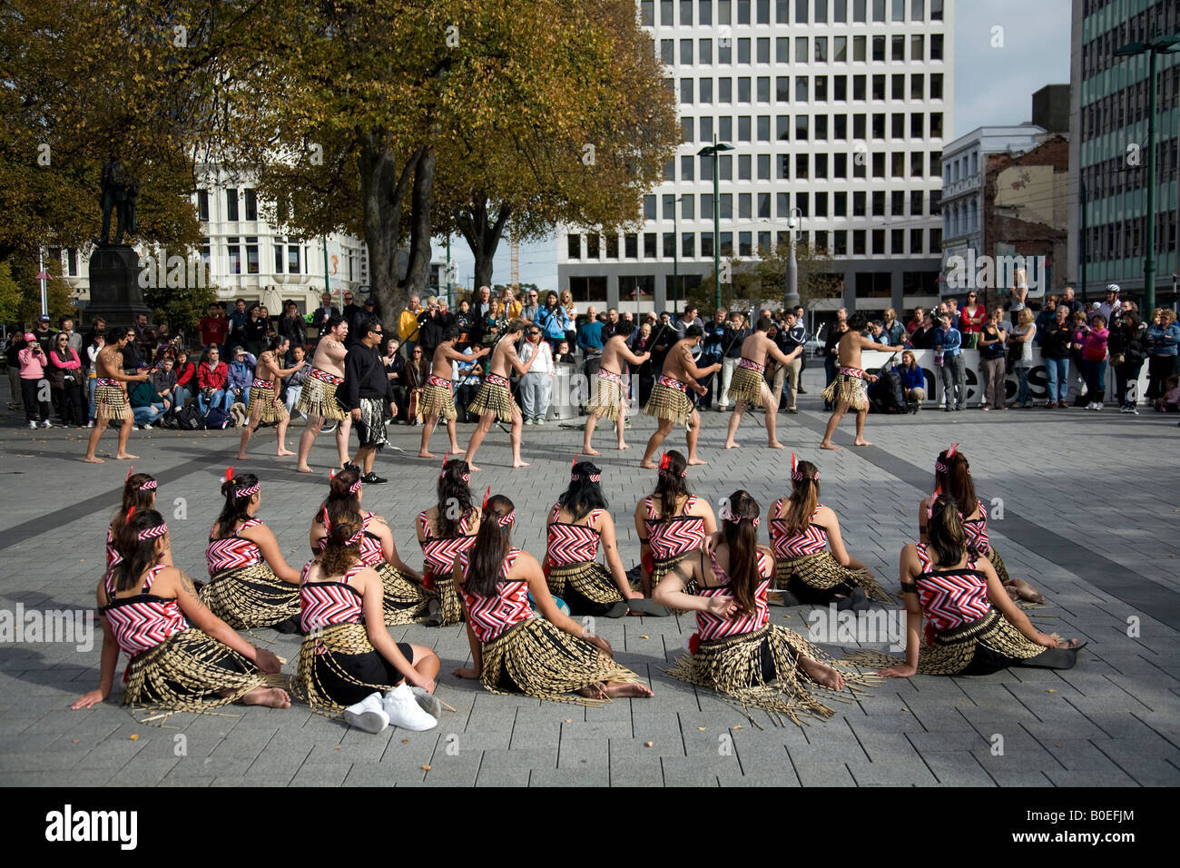 La troupe de danse maorie pratique à Cathedral Square Christchurch, avant leur représentation théâtrale officielle, Canterbury, Nouvelle-Zélande Banque D'Images